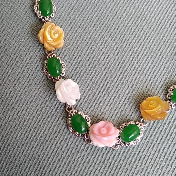💛💚 BEAUTIFUL JADE AND MOTHER OF PEARL NECKLACE - Picture 3 of 7